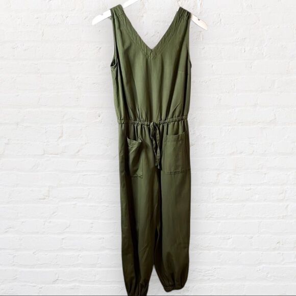 Old Navy Pants - Old Navy Green Jumpsuit W/ 2 Pockets, Cropped Legs & V-neck. Sleeveless SZ XS